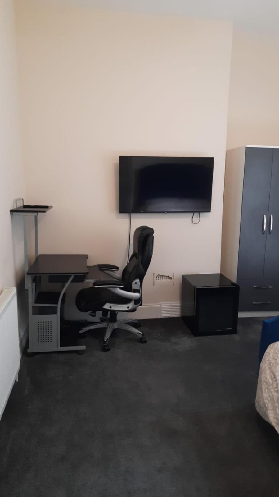 Lovely Bedroom With Shared Kitchen & Bathroom Free Parking Walsall Exterior foto